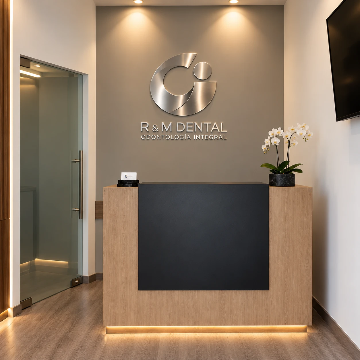 Recepción de R&M Dental, con el logotipo en la pared